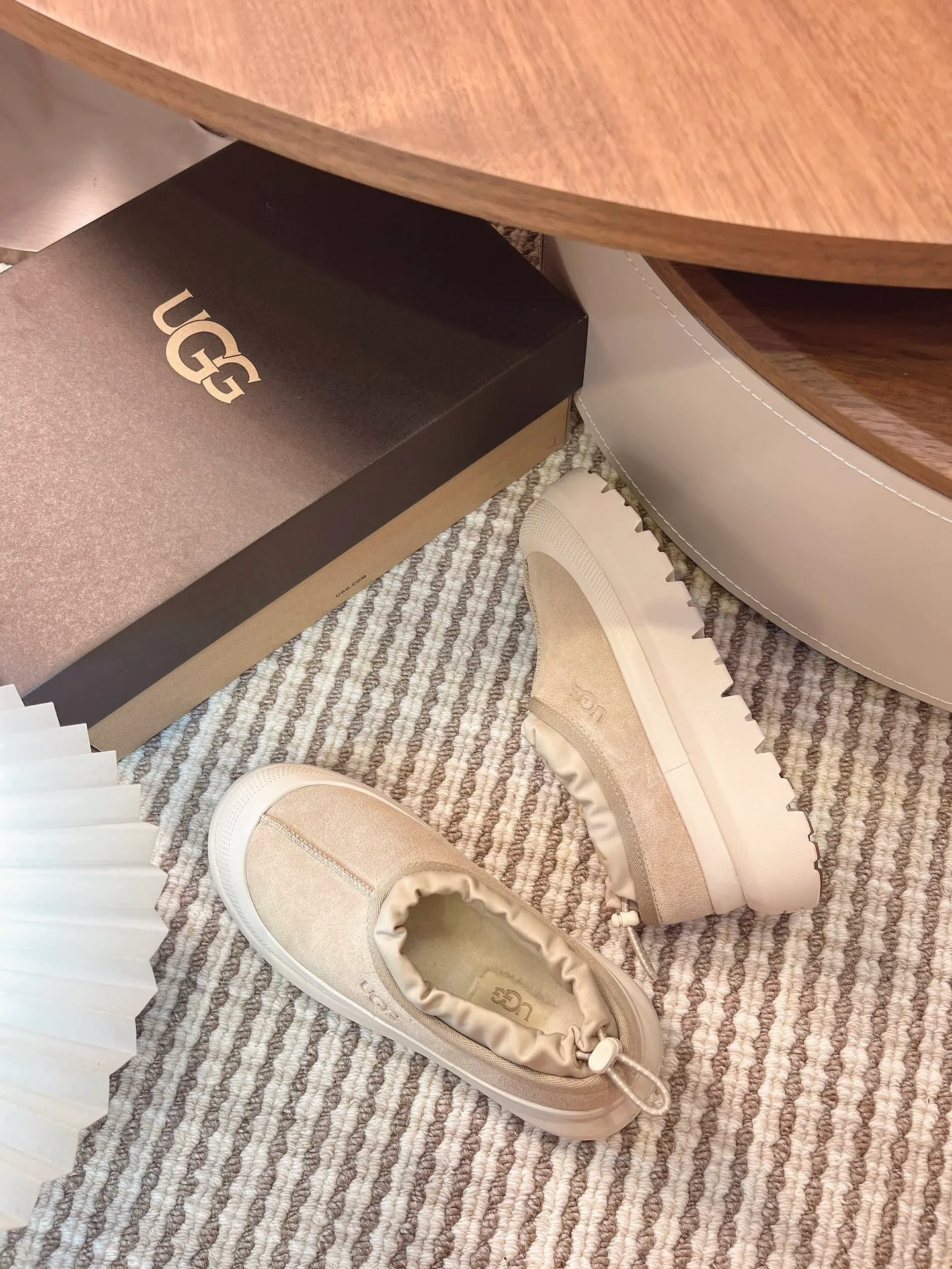 [UGG] P:500💰 Couple shoes Size: 35-44 [Wang Yibo's same style] UGG2025 new winter style Tasman fashion shoes for men and women 1144096 Ugg new fur shoes for autumn and winter, snow boots, same style for men and women ~ Handsome slip-on, lazy shoes, super easy to put on and take off ~ Suede cowhide fabric ~The soles are molded from original soles, not cheap rubber foam, but made of modern material. The characteristics of this material are that it is light, wear-resistant and non-slip. The outsole has a clear logo imprint, which is comparable to that of a store~
